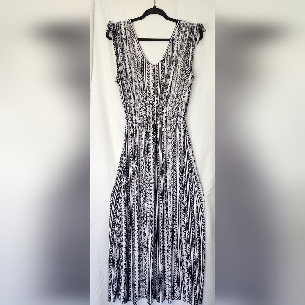 Elegant Black and White Patterned Dress